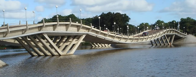 Puente ondulante de La Barra